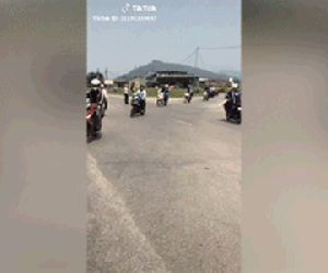 Video: Nhóm phượt thủ nối đuôi nhau qua ngã tư với tốc độ cao