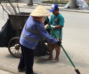 Cảm động hình ảnh cậu bé phụ mẹ thu gom rác trong những ngày nghỉ lễ: 'Mẹ không được nghỉ, cháu làm cho mẹ đỡ mệt'