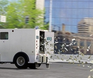 Gần 700 triệu bay từ xe tải ra khắp đường, nhiều tài xế tranh thủ 'hôi của'