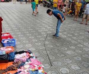 Hà Nội: Chơi dưới sân chung cư, hai bà cháu bị thanh sắt rơi trúng đầu chảy rất nhiều máu