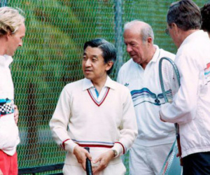 Lòng hiếu khách 'từ trái tim' của Nhật hoàng: Đón khách ở tận nơi đỗ xe, chơi tennis hết mình với khách quý