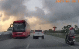Video: Xe khách phóng ngược chiều vun vút, suýt gây tai nạn cho loạt 3 ô tô con