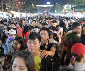 Cảnh 'người ngắm người' ở các điểm đến nổi tiếng của Đà Lạt