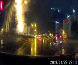 Clip thót tim sau trận mưa lớn ở Hà Nội: Chập điện tại công trình đang xây dựng, tia lửa phóng ra như pháo hoa