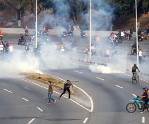Đảo chính ở Venezuela: Cận cảnh lựu đạn hơi cay phóng ra từ căn cứ không quân La Carlota