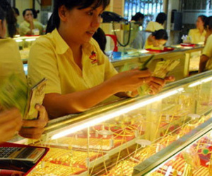 Giá vàng hôm nay 30/4: USD biến động kỷ lục, vàng tụt giảm
