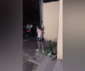 Góc tranh thủ: Thanh niên Hà Nội mang xà bông ra giữa đường tắm mưa, vừa tiết kiệm nước lại như cả tuổi thơ ùa về