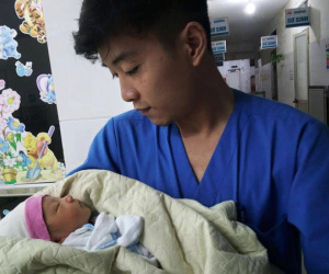 Hà Nội: Bé trai khoảng 10 ngày tuổi bị bỏ rơi ở xe rác trong đêm mưa tầm tã