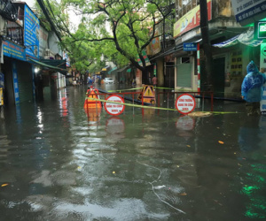 Hà Nội ngập sâu, sinh hoạt của người dân đảo lộn sau cơn mưa lớn