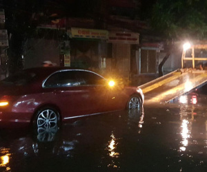 Ôtô Mercedes chết máy, rác lềnh bềnh sau trận mưa ngập lúc nửa đêm