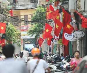 Phố phường Thủ đô Hà Nội và TP.HCM rực rỡ cờ hoa trong ngày đại lễ 30/4