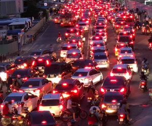 TP.HCM: Hàng ngàn người dân đổ về trung tâm, háo hức chào mừng Ngày giải phóng miền Nam 30/4