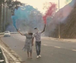 Cô dâu, chú rể đốt pháo khói, chụp ảnh cưới giữa đèo Tam Đảo