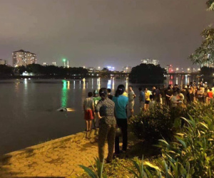 Hà Nội: Tài xế ô tô 4 chỗ mất lái, lao xe xuống hồ Linh Đàm khiến nhiều người thót tim