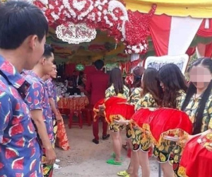 Mặc đồ sặc sỡ, đi dép tổ ong - hình ảnh đội bê tráp trong đám hỏi gây tranh cãi
