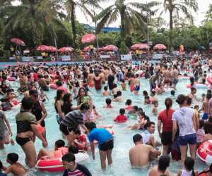 'Ngộp thở' ở công viên nước ngày lễ: Chen chân tìm được 1 mét vuông để tắm cũng khó khăn hết sức!
