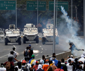 Người biểu tình ném hơi cay, quân đội Venezuela điều xe bọc thép đối phó