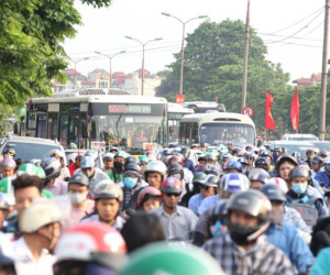 Người lớn, trẻ con ‘tay xách nách mang’ vật vã trở lại Hà Nội sau kỳ nghỉ lễ, nhiều tuyến đường đông nghẹt thở