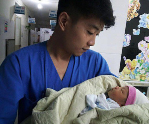 Người phát hiện bé trai sơ sinh trong thùng rác giữa trời mưa lớn: Suýt chút nữa là thằng bé bị chôn sống rồi