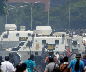 Video: Xe quân sự chạy lên đám đông người biểu tình ở Venezuela