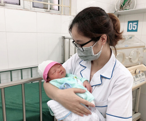 Cứu sống bé trai 15 ngày tuổi bị bỏ rơi trong thùng rác