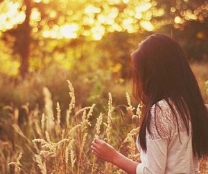 Ngực to đột biến khiến tôi bị người khác nhìn với ánh mắt soi mói