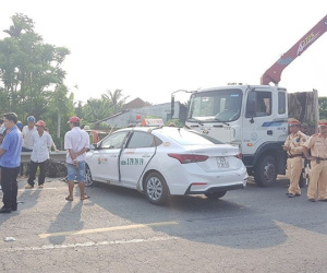 Taxi tông xe máy gãy đôi, người đàn ông tử vong thương tâm