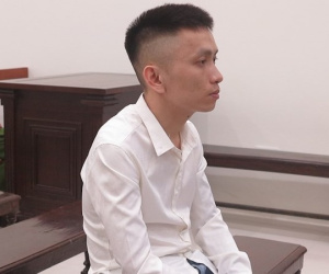 Về thăm vợ con vẫn tranh thủ qua đêm với tiếp viên quán hát