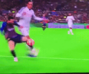 Bất lực khi đối đầu với Messi, hậu vệ hay nhất Premier League phải cầu viện đồng đội cứu trợ