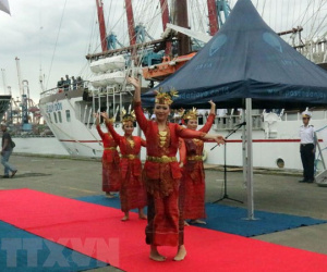Video: Tàu buồm Lê Quý Đôn của hải quân Việt Nam cập cảng Indonesia