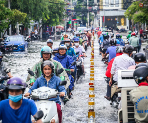 Ảnh: Đường phố Sài Gòn ngập nặng sau cơn mưa, nhiều người đi xe máy suýt té ngã trước đầu ô tô