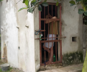 Cận cảnh chiếc chuồng của người bố ' nhốt' con trai như vật nuôi, đầy ruồi muỗi và hôi thối được bạn bè 'giải cứu' ở Hưng Yên