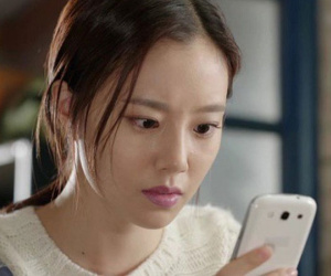 Chồng mất 2 tháng thì có tin nhắc đóng tiền bảo hiểm, vợ tìm hiểu rồi ngất lịm trước bí mật tày trời