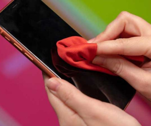 Đừng bao giờ lau màn hình smartphone bằng 9 thứ này nếu không muốn 'tiền mất tật mang'!