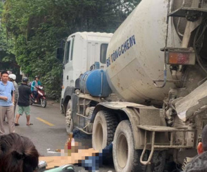 Hà Nội: Vừa đi xe máy vừa sử dụng điện thoại, người phụ nữ giật mình ngã xuống đường bị xe bồn cán tử vong