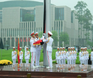 Lễ thượng cờ rủ Quốc tang cố Chủ tịch nước Lê Đức Anh trong mưa