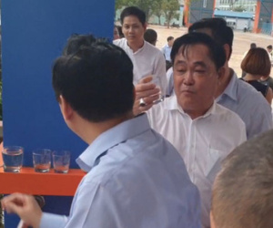 Ông Dũng 'lò vôi' uống nước thải đã xử lý trước mặt Bộ trưởng TN-MT