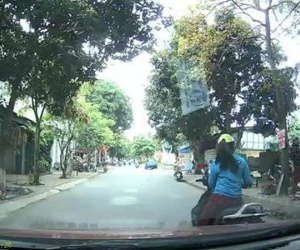 Video: Cô gái dừng xe máy nghe điện thoại giữa đường, trước đầu ôtô