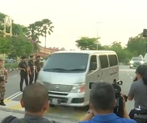 Video: Xe chở Đoàn Thị Hương rời nhà tù ở Malaysia