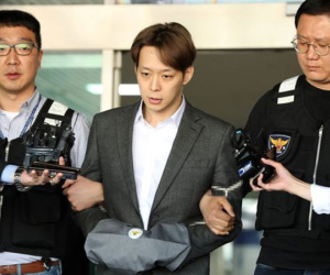 Yoochun đích thân thừa nhận nói dối với gương mặt vô cảm, bị trói chặt và giải đến văn phòng công tố