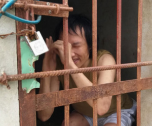 Tâm sự của người cha nhốt con trai như "vật nuôi" trong chuồng đầy ruồi muỗi: 'Cái gì đưa vào nó cũng đập phá, ai mà không thương con'