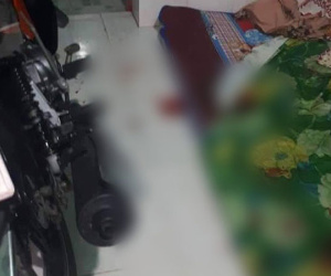 Thanh niên đâm bạn gái nhiều nhát rồi khoá cửa, nằm cạnh nạn nhân suốt 30 phút trong phòng trọ
