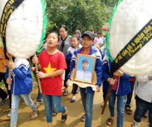Vụ đâm 6 cô trò ở Thanh Hóa: Xóm nghèo đẫm nước mắt tiễn cậu bé xấu số