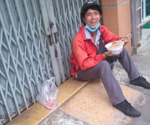 Anh shipper ngồi ngoài cửa nhà ăn mì, nhìn tươi cười nhưng câu chuyện bên lề lại cay đắng