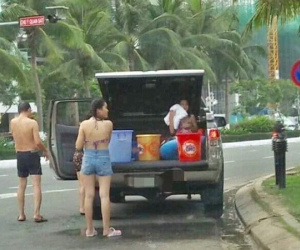 Cả gia đình dừng đỗ xe dù có biển cấm để... tắm giữa đường ở Đà Nẵng