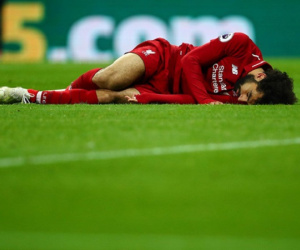 Salah đổ gục sau pha va chạm nguy hiểm, nguy cơ lớn lỡ trận gặp Barca