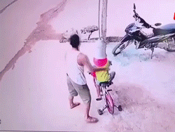 Video: Xe công nông mất lái lao vào cửa nhà, bố phản ứng nhanh như cắt