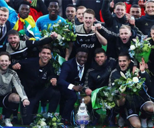 Ajax đoạt danh hiệu đầu tiên, hướng đến cú ăn ba