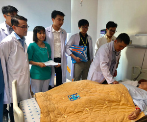 Bác sĩ 9 khoa hợp sức cứu bệnh nhân bị gan dồn lên ngực