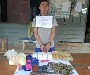 Bắt người nước ngoài vận chuyển 12.000 viên ma túy, 180 viên đạn